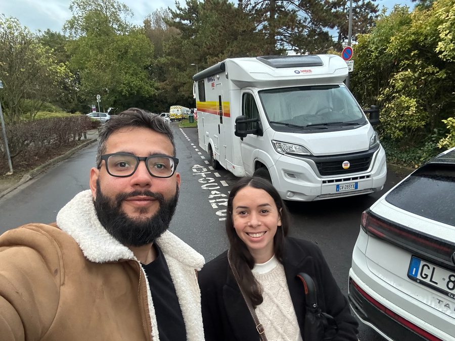 Caique Cassemiro em frente ao motorhome, na Europa